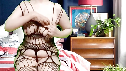 Busty brunette in sexy stockings masturbates on the web cam