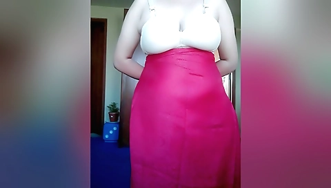 I am a horny and sexy chick that loves to show off my body