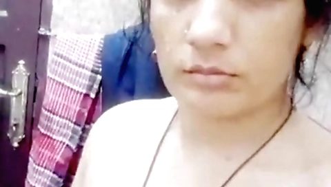 Indian girl makes a nude video in her housewife style