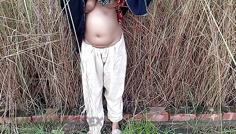 Indian housewife enjoys a hot dick on the open road