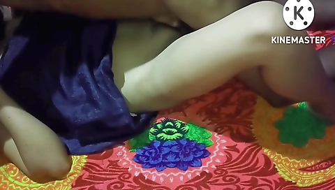 Amateur chick showing off her beautiful face in a webcam