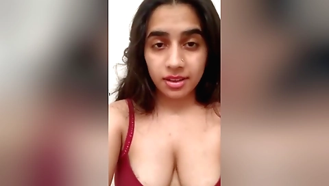 Indian slut shows off her amazing tits in amateur video