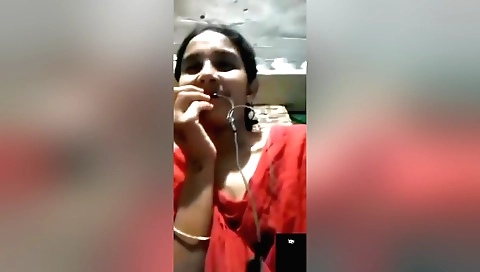 Amateur blonde shows her natural body in the amateur vid