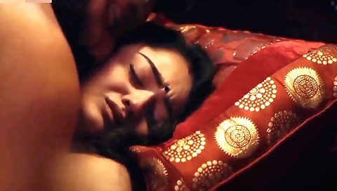 Sexy brunette amateur chick taking a deep penetration