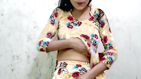 Indian solo female video with stepsister ko paise de kar jabar dasti