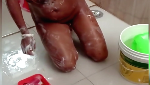 Big booty amateur hottie enjoys being wet during shower