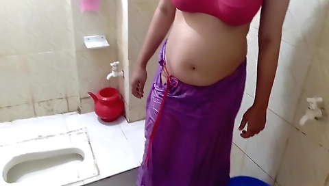 Indian girl in a black top sucks cock in the toilet