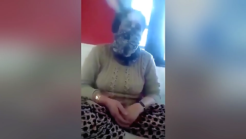 I'm making amateur webcam mature video showing my body