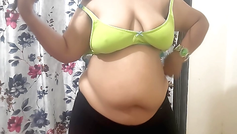 Chubby amateur indian beauty with big tits is doing a massage