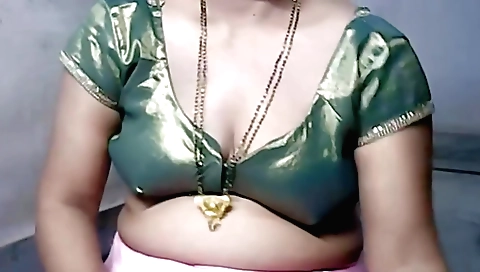 Indian brunette gets off on the bed and squirts on