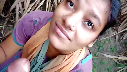 Indian teenie with a great deepthroat on a wild outdoor trip