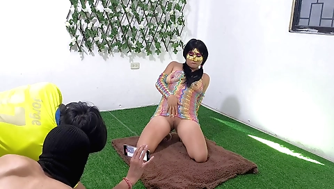 First time in the world of threesome a small chick in a bikini