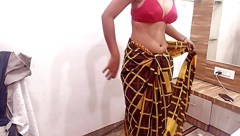 Indian girl showing off her body in sexy amateur porn