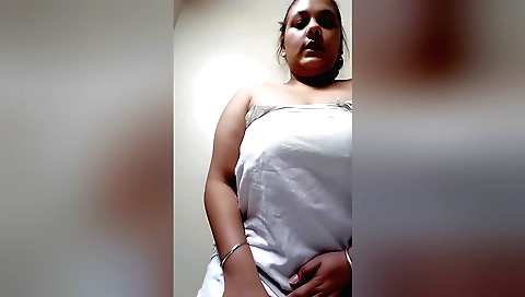 Indian chick in her big ass and big boobs is showing