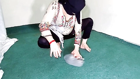 Milf in sexy outfit seduces you with a hot solo video