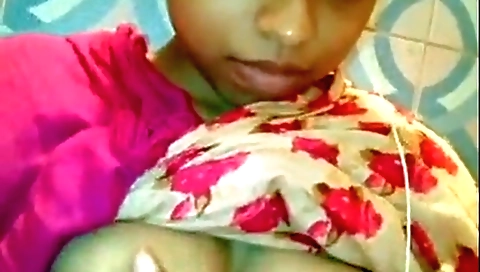 Natural curves of a hot solo brunette in homemade vid