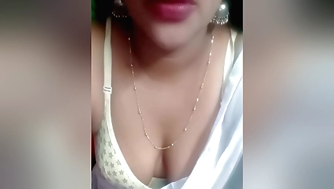 Indian beauty shows off her sexy face in amateur porn