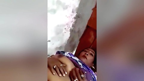 Indian milf with a round ass gets her pussy fucked