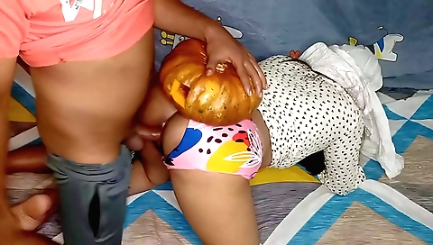 Indian girl with big ass is showing off on the webcam