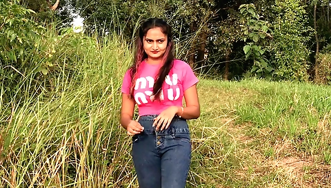 Amateur brunette in outdoor solo video with big tits