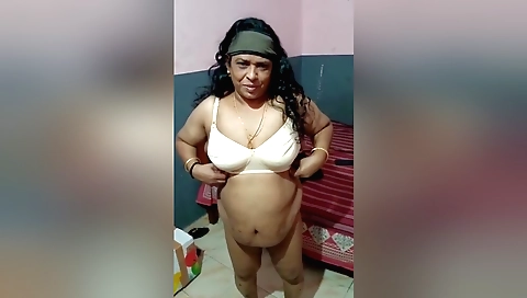 Indian mature chick with big boobies shows her sexy body