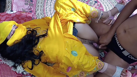 Indian hairy hottie enjoys a dirty talk with a Hindi audio