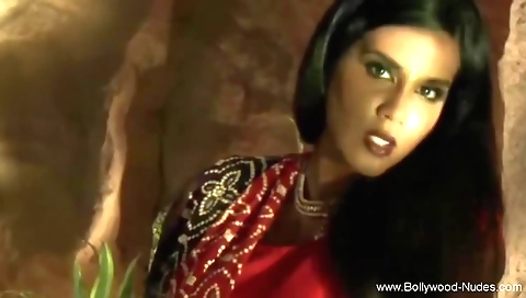 Sexy little indian woman is showing off her sexy body